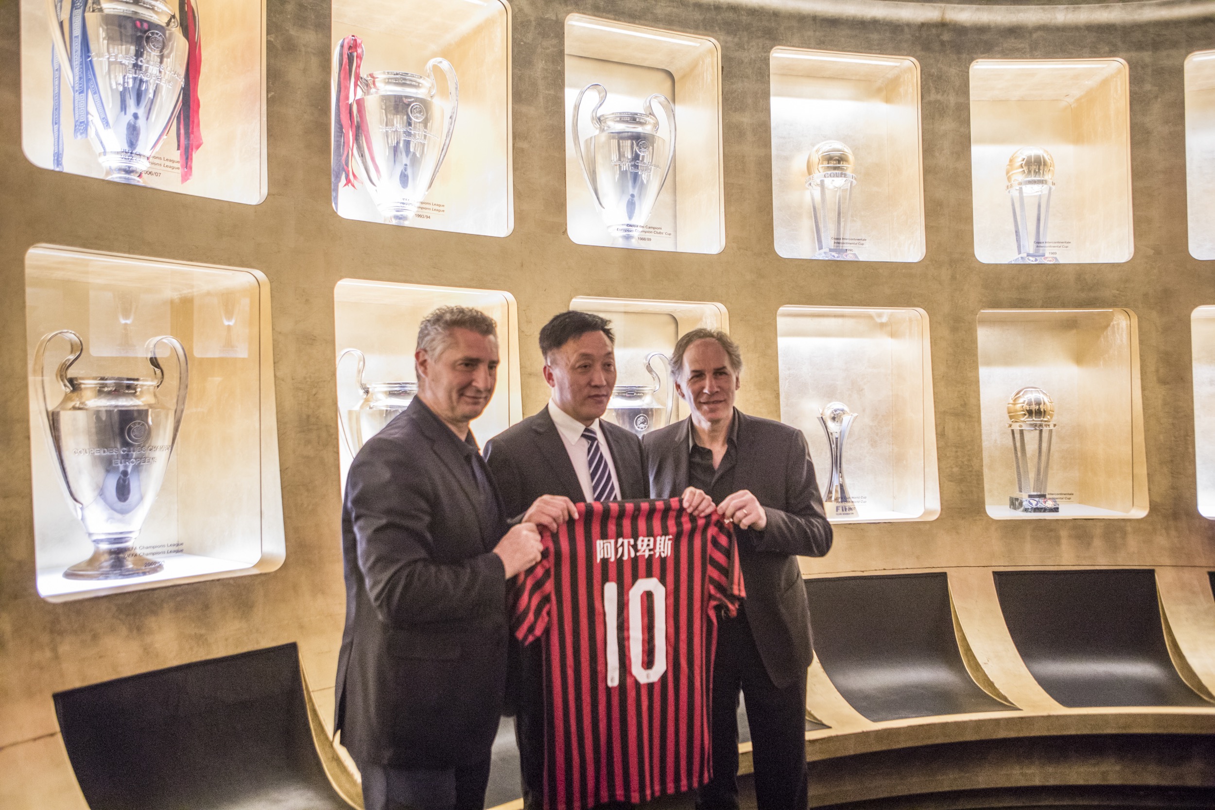 39岁仍然无所畏惧：诺伊尔的拜仁传奇继续（39岁依旧无畏，诺伊尔续写拜仁传奇）