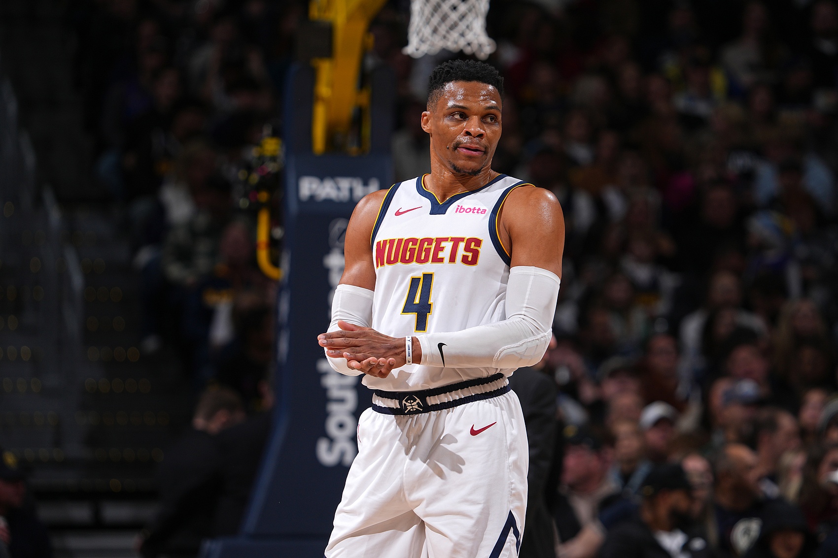 湖人赢球！詹姆斯关键时刻攻防一体！连得10分、绝杀抢断！（湖人取胜！詹姆斯生死时刻攻防统治，连拿10分+绝杀抢断锁定胜局）