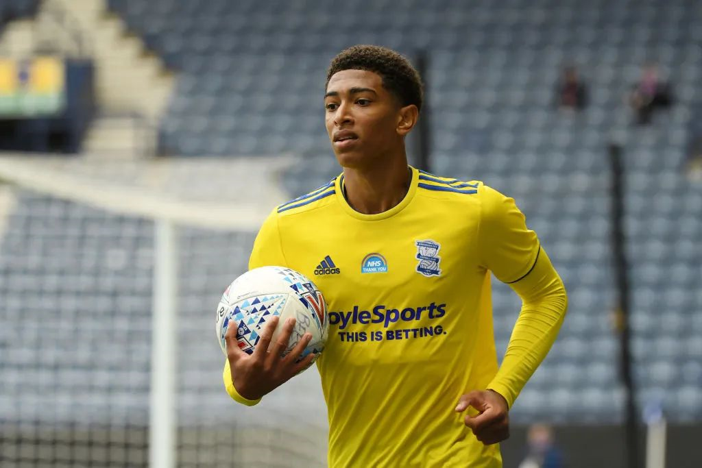 主持人爆料：麦金在圣米伦时，曾被队友扔出的训练杆刺伤大腿（主持人透露：麦金效力圣米伦期间曾被队友掷出的训练杆刺伤大腿）