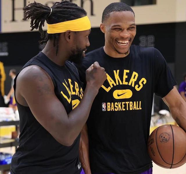 每体：巴萨吉祥物加泰猫影响力巨大，俱乐部希望借此带来收入（每体：巴萨看好吉祥物＂加泰猫＂的号召力，拟借此拓展营收）