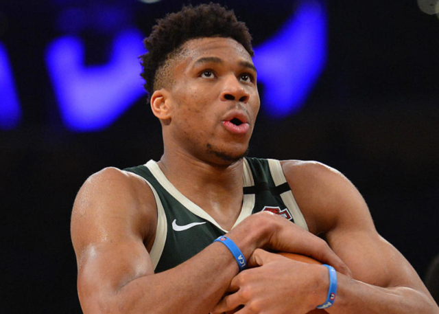 🦅官方：水晶宫将身穿我们的2025／26赛季红蓝配色主场球衣（🦅官宣：水晶宫将身披我们2025／26赛季红蓝主场战袍）