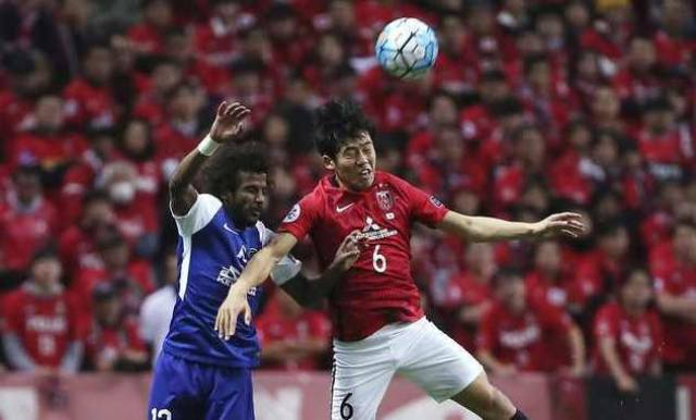 挑事？每日邮报称安东尼比赛中头槌犯规，逃过一张红牌（每日邮报：安东尼比赛中疑似头槌犯规，逃过红牌处罚）