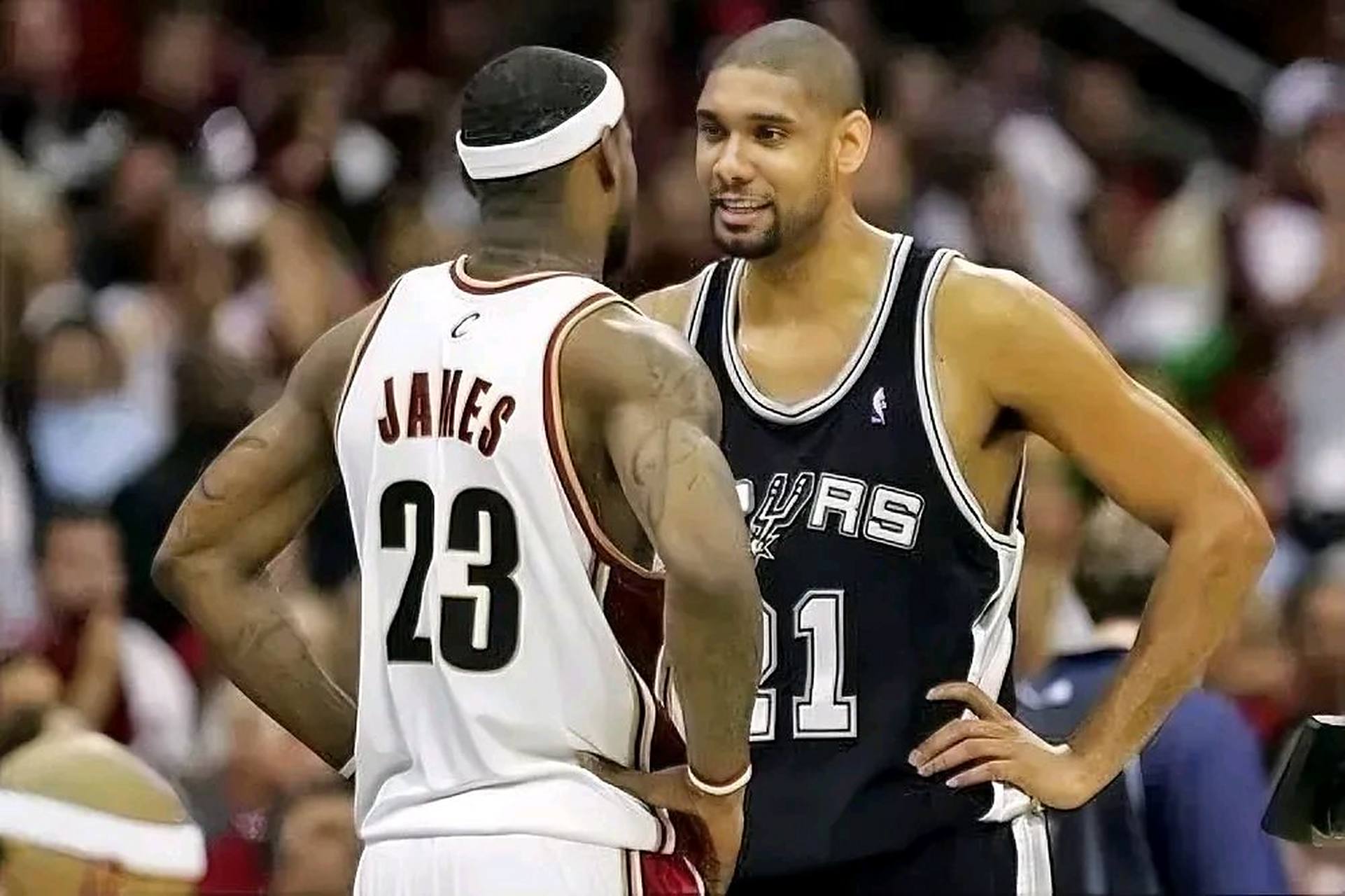 违反规则了，一支球队不能使用两名守门员（一支球队不得同时使用两名门将）