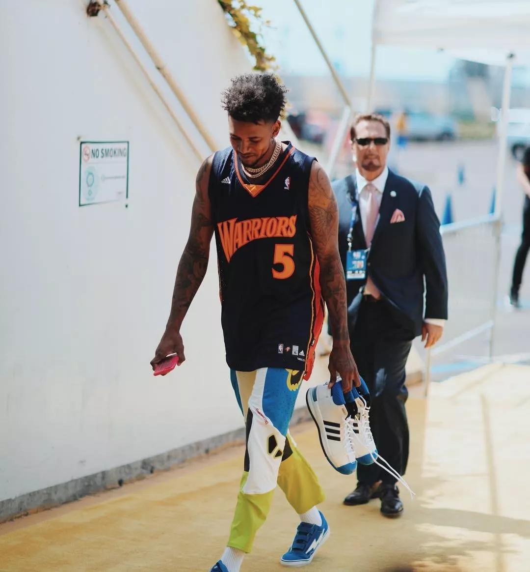 本赛季霍姆格伦出场时，雷霆战绩为20胜0负未尝一败（霍姆格伦出战，雷霆本季20战全胜）