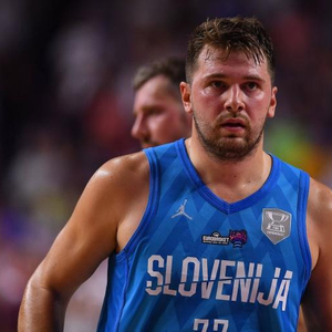 卡利亚里高空压制罗马防线屡失误，科内孤掌难鸣（卡利亚里空袭奏效，罗马后防频失误，科内难以回天）