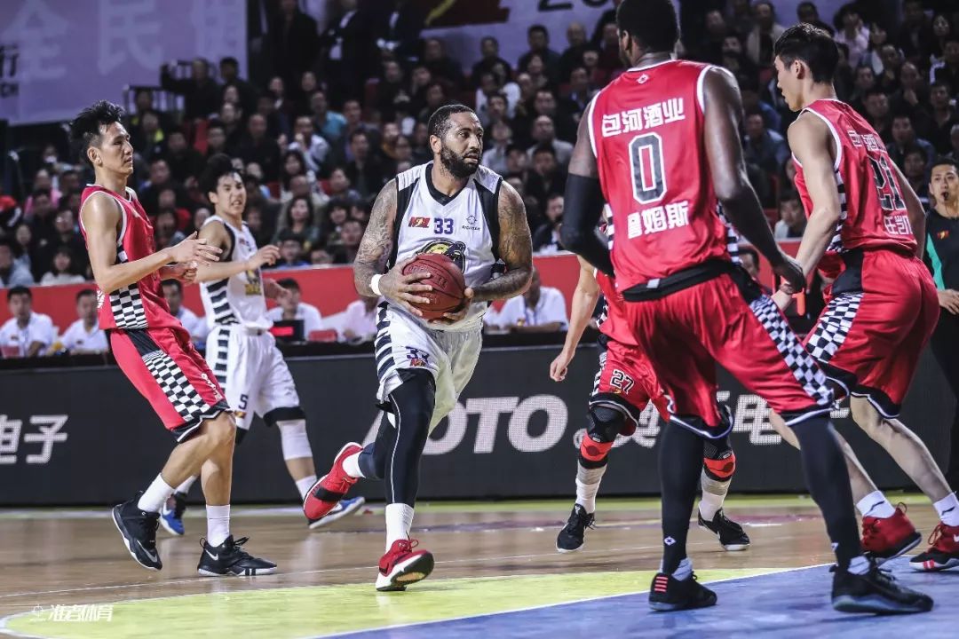 一场5-3逆转，让巴萨甩开2大争冠对手！创造历史：加冕西甲第3队（5-3翻盘，巴萨甩开两大争冠对手！载入史册：加冕为西甲历史第3队）